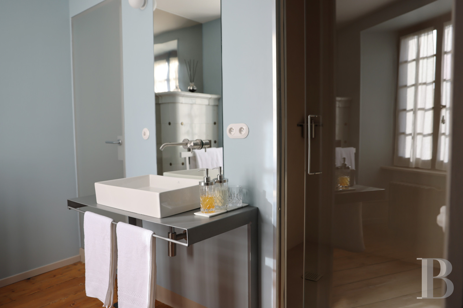 Dans l’Ain, à proximité de Genève, une maison du 17e siècle traversée par un souffle contemporain - photo  n°11